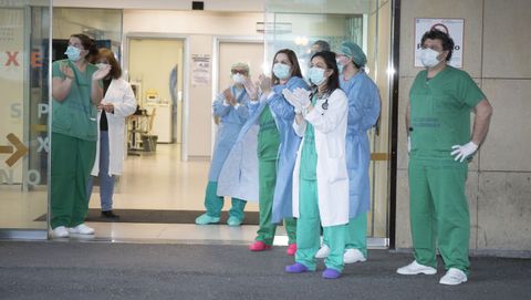 Sanitarios saliendo a responder al aplauso diario en el Hospital Virxe da Xunqueira