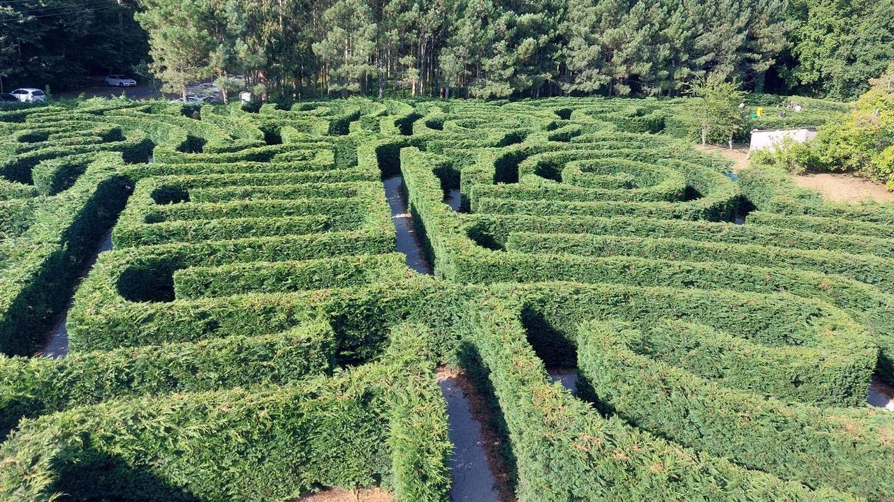 El Laberinto de Breog�n, en Vilarmaior (A Coru�a), es el m�s grande de Espa�a y est� abierto estos d�as.