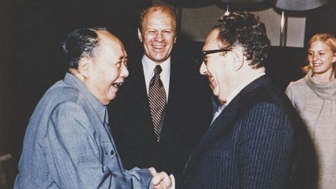 Kissinger estrecha la mano del presidente chino Mao Zedong