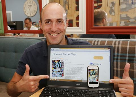 Diego Lamas muestra su libro en una tableta y tambin enun telfono inteligente. 