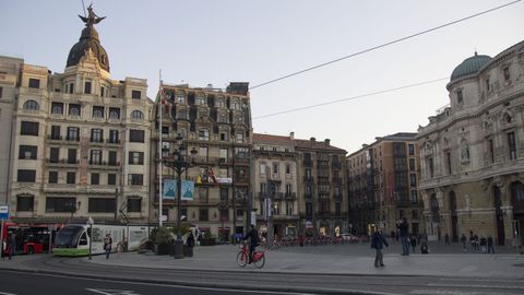 bilbao.En 1983, a la reconversión industrial (en Bilbao estaba la empresa más importante de España, los Altos Hornos) se sumaron las fuertes inundaciones que anegaron el centro urbano