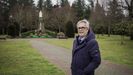 Luis Ra, abogado, en el parque municipal de O Carballio, junto a la estatua de los hermanos Prieto, que donaron el recinto 