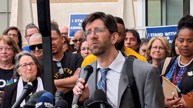 El abogado de Kilmar Abrego, un ciudadano salvadoreño deportado la semana pasada por un «error administrativo», durante su comparecenci ante el tribunal.