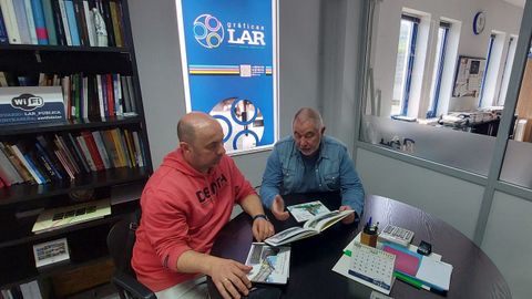 El acuarelista vilalbés Eduardo Baamonde, cliente habitual de Lar, con el gerente de la empresa abordando detalles sobre la edición de uno de sus libros