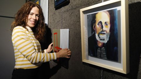 Carla Viso, entre sus cuadros de la exposición de El Cercano, en Ourense