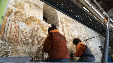 La restauración de las pinturas murales de Os Vilares terminará esta primavera.