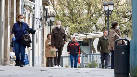 Con mascarillas por las calles de  Lugo