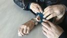 El dispositivo de alerta puede llevarse en la muñeca o colgado del cuello