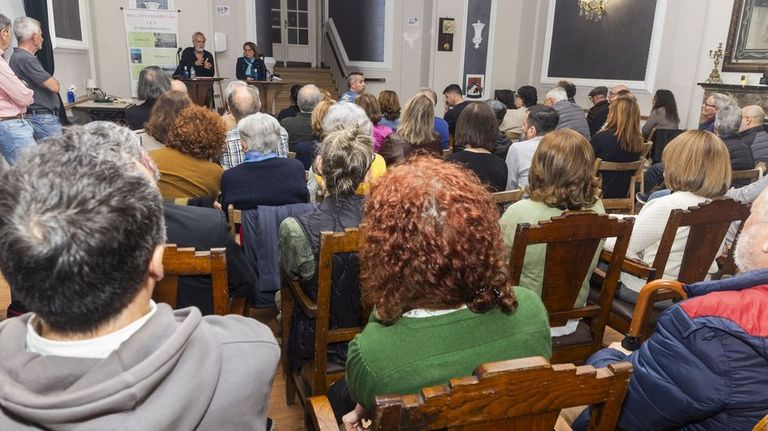 Unha conferencia do historiador Xan Fraga no Casino de Carballo, en imaxe de arquivo