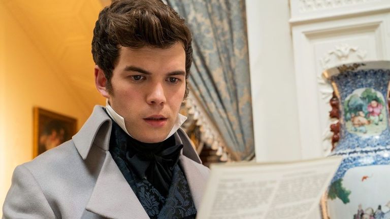 Luke Newton, en el papel de Colin Bridgerton