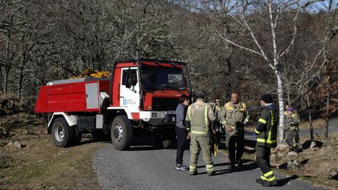 Una brigada de incendios de la Xunta, después de trabajar en la extinción del incendio de O Salgueiro, en el parque del Xurés.