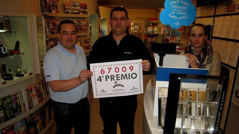 Los responsables del Estanco Gallego de Sarria con el cartel del cuarto premio del sorteo de Navidad