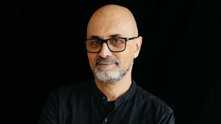 Manuel Esteban, escritor: «Carlos Manso es muy intenso, un poco insufrible. No lo querría como amigo»