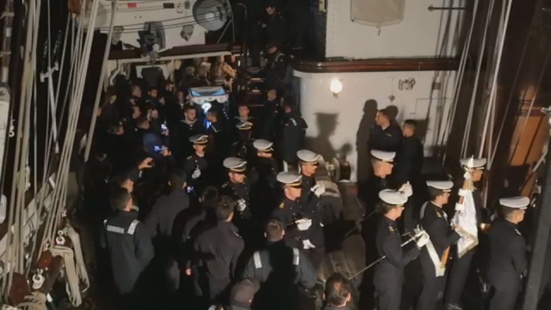 El �nico lugar en el que se ha celebrado una procesi�n: el buque Juan Sebasti�n Elcano.Mirotic con la camiseta del Palencia en un duelo frente al Breog�n en diciembre del 2009