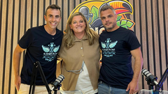Los asturianos Hugo Lago y Pablo Blanco, con Ana Piera, la madre de Javi