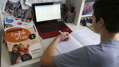 Un alumno realiza tareas escolares desde casa conectado a una de las plataformas educativas de la Xunta