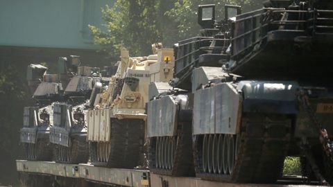 Carros de combate M1 Abrams son transportados en ferrocarril, en julio del 2019.