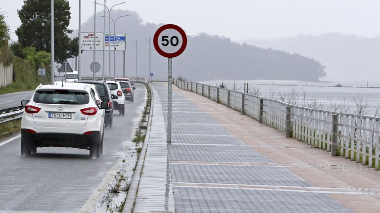 Abel Losada niega que se haya abandonado el paseo de Pontevedra a Marín, aunque se prioriza solucionar las inundaciones en la PO-11
