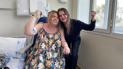 Iara Mantiñán en el Hospital Clínico San Carlos acompañada de su mejor amiga, Sonia Estévez.