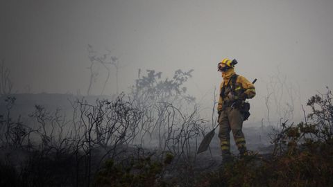 Bomberos de Asturias trabajan para extinguir las llamas en un incendio forestal