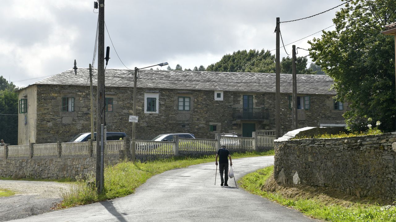 Caminamos desde las cuatro de la maana y con linternas.Casa rectoral de Lago, en Valdovio, habilitada para grupos de convivencia