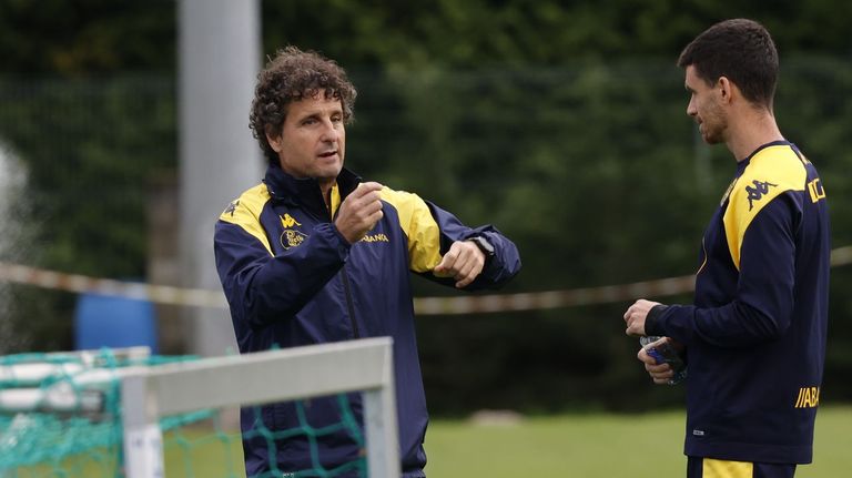 Imanol Idiakez charla con Jaime Sánchez durante un entrenamiento