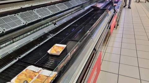 Las estanterías de pollo, vacías en un supermercado de Santiago
