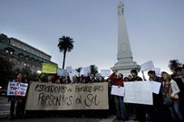 Buenos Aires: Españoles residentes en la capital argentina realizan una protesta en apoyo a las manifestaciones que están teniendo lugar en varias ciudades de España.