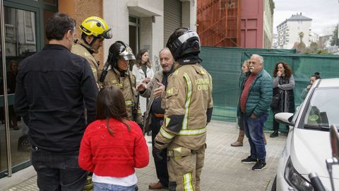Los vecinos desalojados por la cada de un muro en Fonte do Monte pudieron entrar a coger algunas pertenencias acompaados por los bomberos de Ourense.