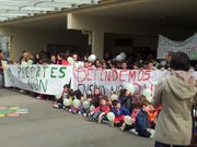 Concentraci�n de padres y alumnos en la entrada del CEIP de Curtis