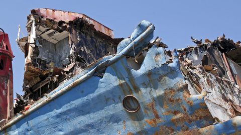 Desguace del atunero Albacora Diez en el puerto de Marn
