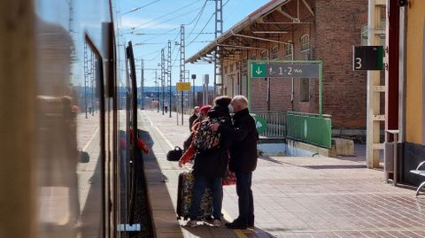 Un tiempo frío, pero soleado recibe a los pasajeros en la estación de Astorga