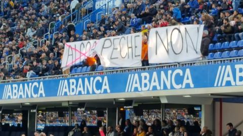 Pancarta en apoyo a los trabajadores de Alcoa en el estadio de Riazor