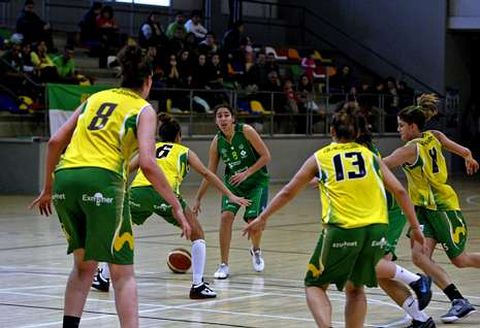 Ana Martín conduce un balón durante el último partido de liga disputado ante el Al-Qazeres.