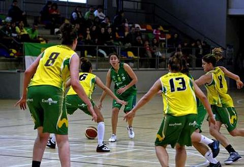 Ana Martn conduce un baln durante el ltimo partido de liga disputado ante el Al-Qazeres.