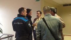 Momento del desalojo el pleno de Arteixo
