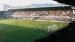 Panormica del antiguo Carlos Tartiere desde la esquina sur del estadio durante un Oviedo-Bara de la temporada 1992-93