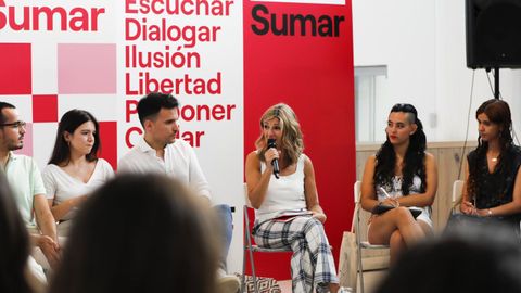 Yolanda Díaz, con jóvenes activistas contra la crisis climática en un acto de escucha de Sumar en Madrid