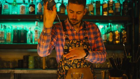 El bartender del Mona Lisa, un híbrido de restaurante y coctelería abierto hace apenas un año en Manuel Pedregal