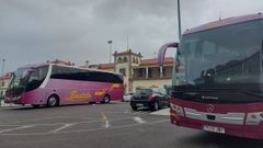 Autobuses para la realización de transbordos en la estación de tren de Vilagarcía, en una foto de archivo