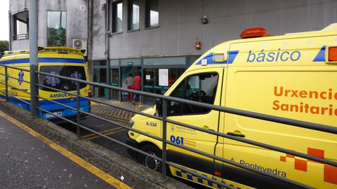 Varias ambulancias, en la entrada de urgencias del Hospital Montecelo, en Pontevedra