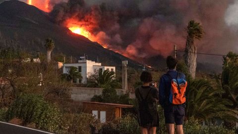 El volcn de La Palma entro en erupcin el 19 de septiembre y las corrientes de lava y los sesmos no pararon hasta diciembre causando mltiples destrozos en la isla.
