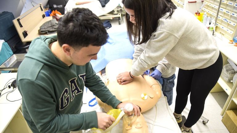 Alumnos hacen prácticas en un aula de simulación de la Escuela de Enfermería de Pontevedra