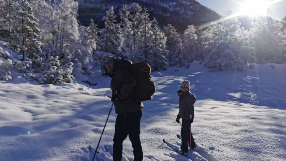 Elas Conde, natural de Moraa y residente en Noruega, con uno de sus hijos 