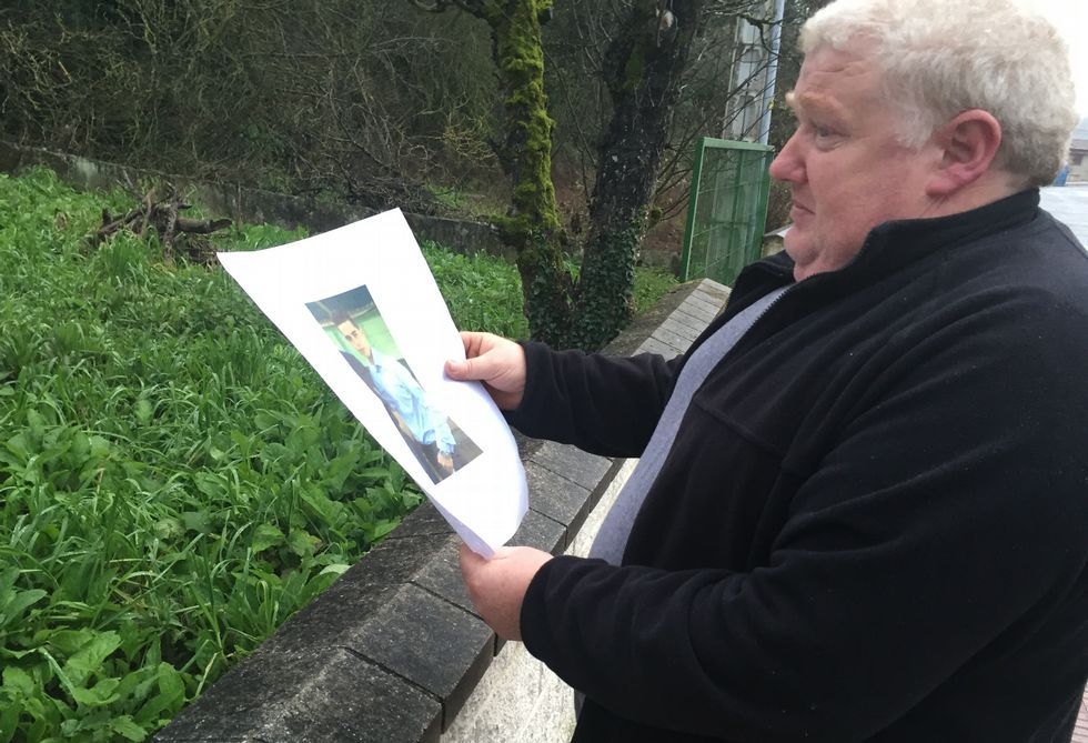 Jos� Sobrado no logra contener la emoci�n ante la fotograf�a de su hijo Jordi. 