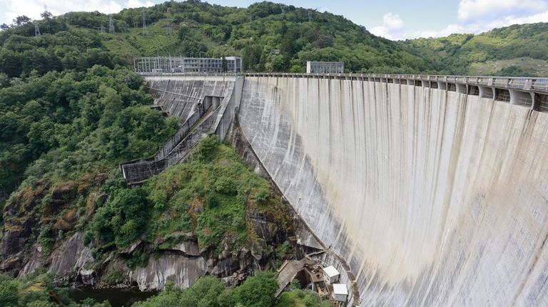 Murales, focos y conciertos acústicos: veinte años a vueltas con el encaje de los embalses en la Ribeira Sacra