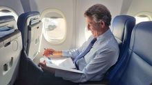 Núñez Feijoo en el avión que el viernes lo trajo a Galicia.