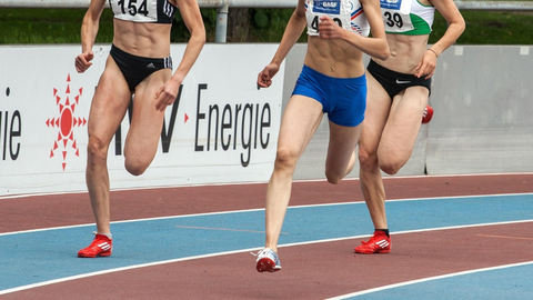 Un grupo de atletas en una pista de atletismo
