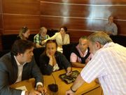 El alcalde habla con los concejales del PP antes del pleno