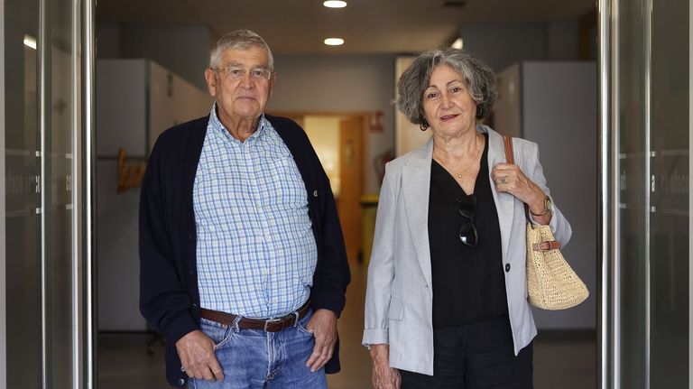 Juan y Marisa viven el día a día del alzhéimer: «Prefiero que mantenga su autonomía y si se pierde, lo encontraremos»